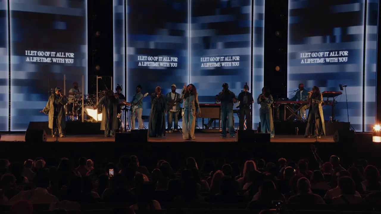 Blue screen looks behind the singers, lit from the floor and sides with no haze